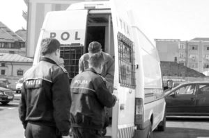 Maşină cu numere false, şofer cu permisul anulat