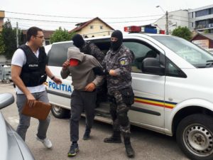 Bestia cu chip de om, care a schingiuit şi ucis un pui de căprioară, identificat de Poliţie