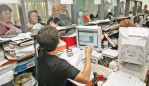 România, singura ţară europeană  în care e mai rentabil să munceşti la stat