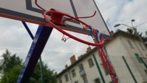 Teren de sport vandalizat în cartierul Teilor