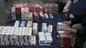 În Piaţa Ceair din Piteşti, contrabanda cu ţigări merge ca unsă