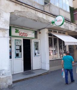 Atenţie... cad pereţii Agenţiei Loto din Găvana!