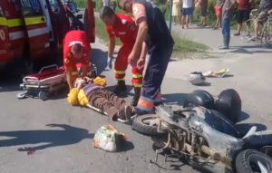 ACUM: Două persoane aflate pe motoscuter lovite în plin de un SUV
