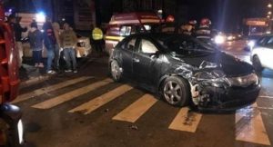 Pasager aruncat din maşină în urma accidentului