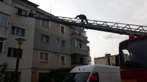 Locatari evacuaţi cu autoscara – Ziarul Argeşul - ediţia online