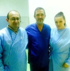 Celebrul chirurg, alături de doi ziarişti târgumureşeni, la finele unei operaţii pe inimă asupra unui sugar
