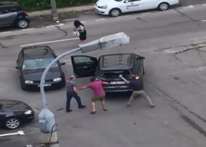 Scandalagiul, distrugând maşina vecinului