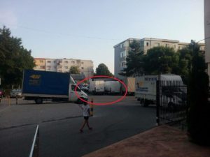 Dubiţele dintre blocuri, un real pericol